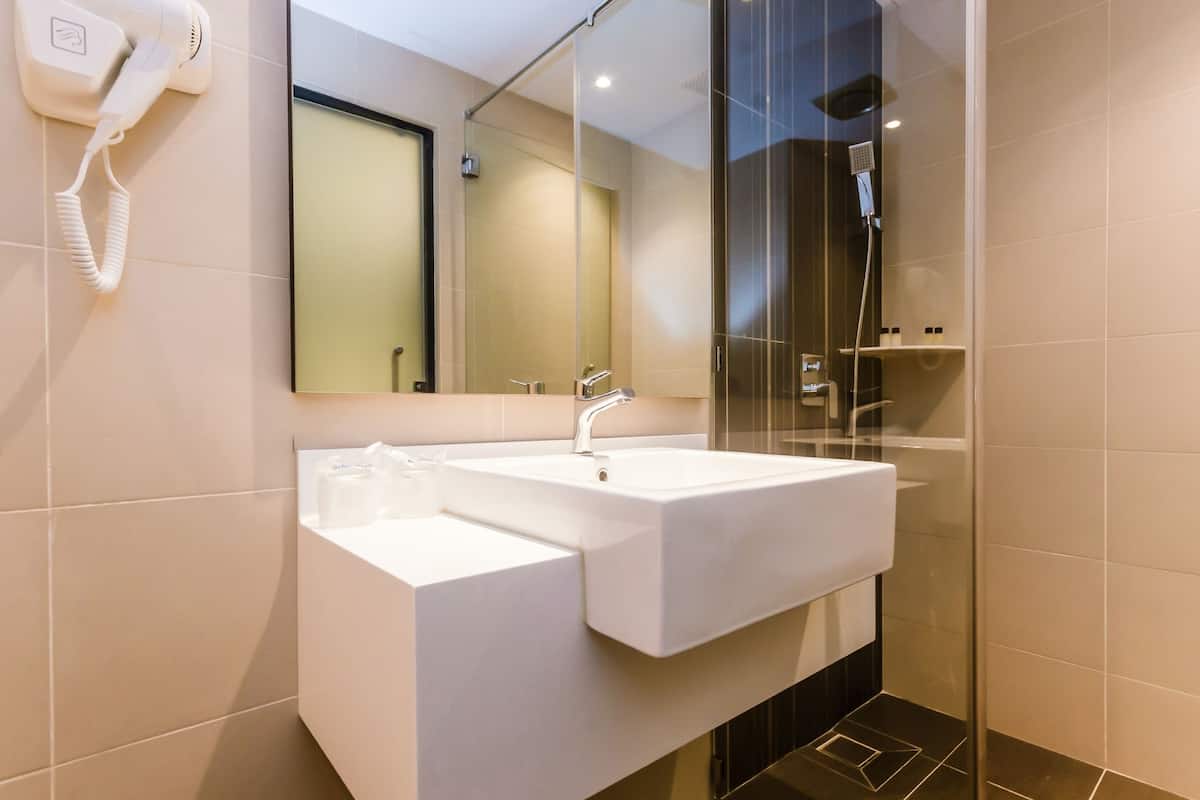 standard double room, 1 king bed | bathroom | shower, rainfall showerhead, free toiletries, hair dryer