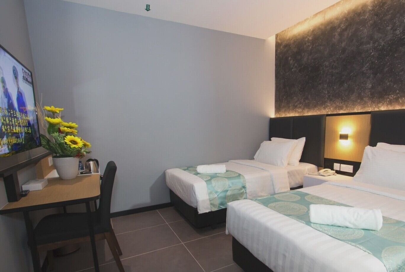 standard twin room | desk, free wifi, bed sheets