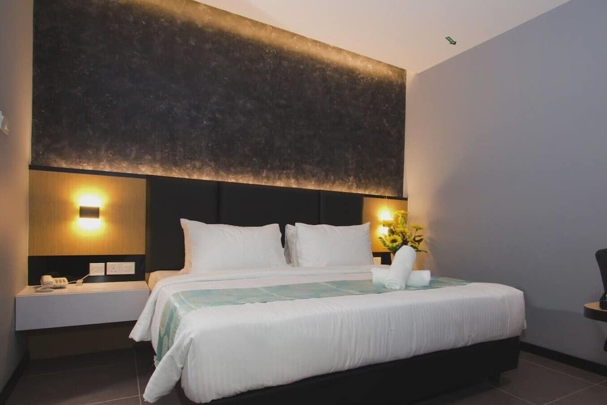 Escritorio, wifi gratis y ropa de cama