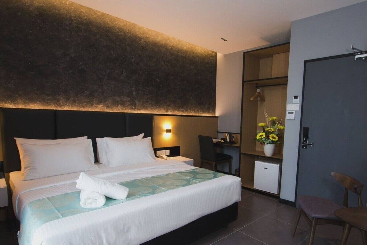 Escritorio, wifi gratis y ropa de cama