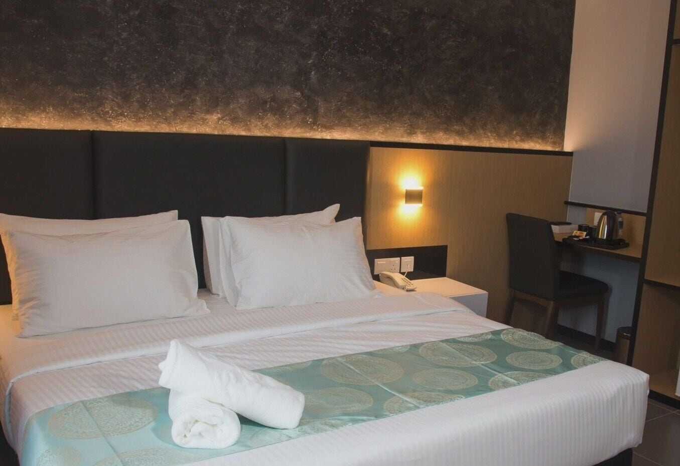 premium double room, 1 king bed | desk, free wifi, bed sheets