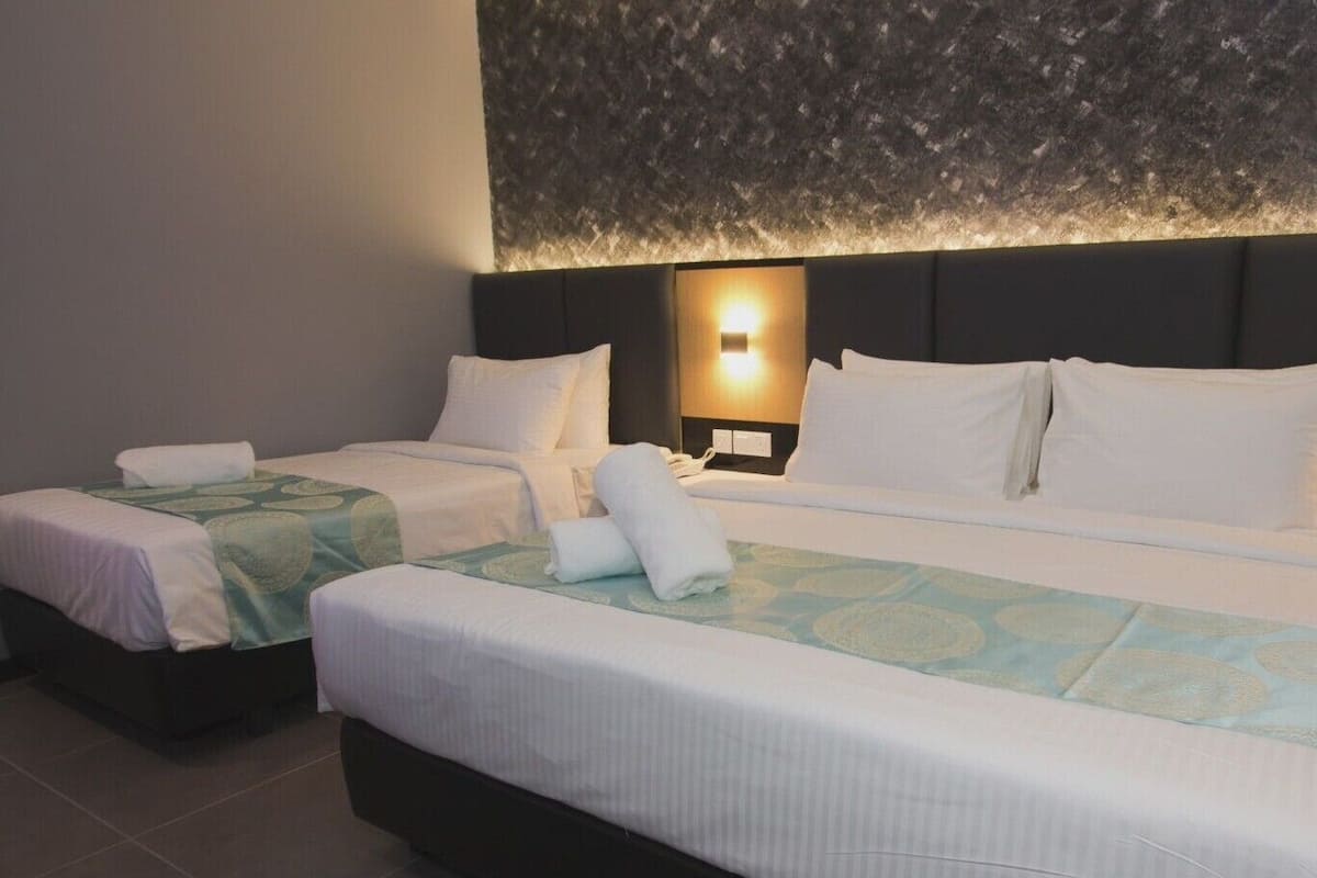 Escritorio, wifi gratis y ropa de cama