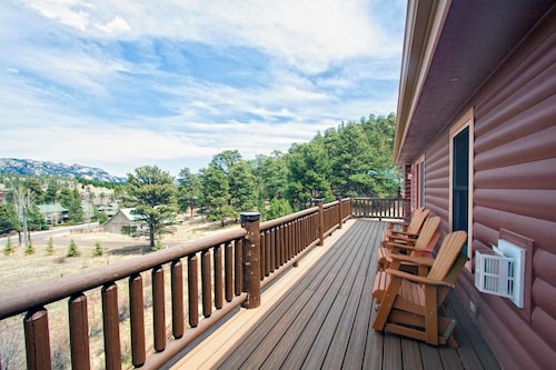 Luxury Mountain Lodge, RMNP, Downtown, Mountain Views, Hot Tub! Moose Lodge, Estes Park CO
