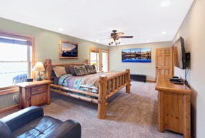 6 bedrooms, desk, iron/ironing board, free WiFi