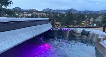 Luxury Mountain Lodge, RMNP, Downtown, Mountain Views, Hot Tub! Moose Lodge, Estes Park CO