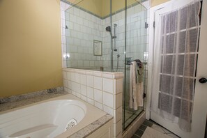 Ensemble baignoire-douche, baignoire à remous, séchoir à cheveux