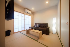 Suite Twin Room | Iron/ironing board, free WiFi, bed sheets - Hotel Mondonce Kyoto Gojo (Kyoto)