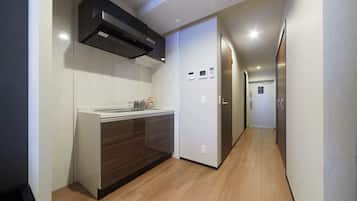 Réfrigérateur, micro-ondes, plaque de cuisson, bouilloire électrique