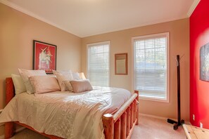 4 bedrooms, desk, iron/ironing board, free WiFi