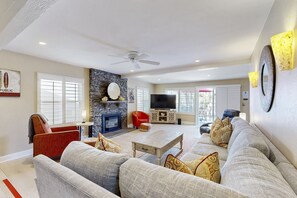 TV, fireplace, Hulu, books