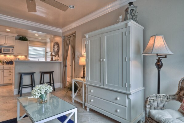 Interior - Chic Pier Bowl condo with patio - only 1 block to the beach (San Clemente)