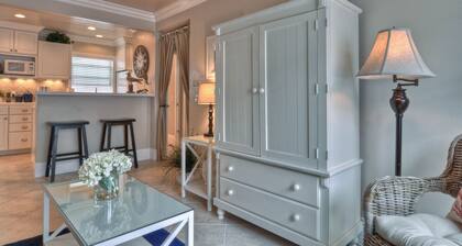 Pier Bowlin huoneisto, jossa patio, vain 1 korttelin päässä rannalta!