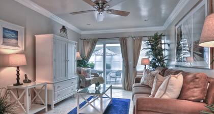 Pier Bowlin huoneisto, jossa patio, vain 1 korttelin päässä rannalta!