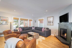 Smart-tv, een open haard, boeken en een stereo