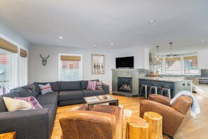 Smart TV, fireplace, books, stereo