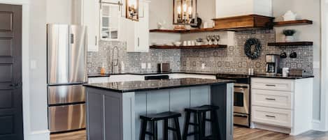 Frigorifero, microonde, forno, piano cottura
