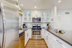 Kjøleskap, mikrobølgeovn, ovn og kokeplater