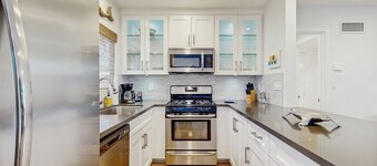 Remodeled condo with patio, near beach & Casa Romantica Cultural Center