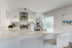 ثلاجة، ميكروويف، فرن، موقد طهي مسطح