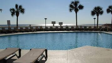 Alberca techada y alberca al aire libre