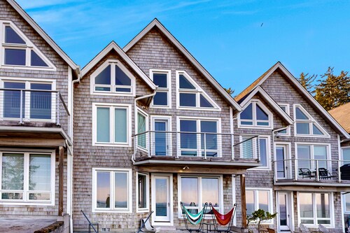 Oceanfront house in gated community with sea views