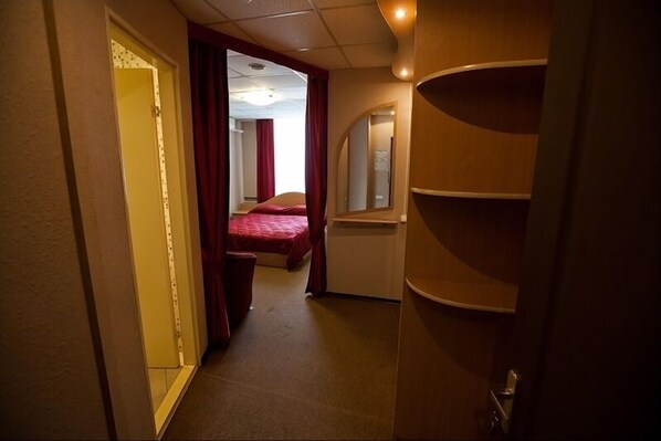 Estudio, 2 habitaciones | Tabla de planchar con plancha, wifi gratis y ropa de cama