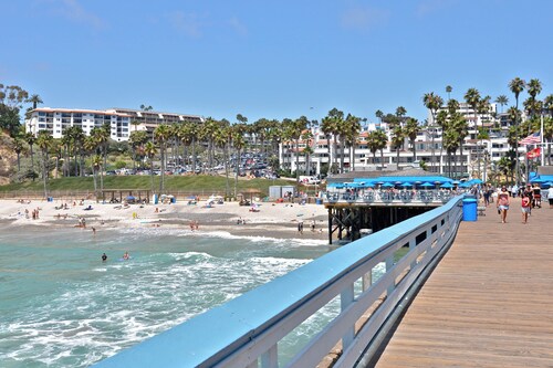 Beachy ja valoisa huoneisto jaettu patio, helppo kävellä rannalle!