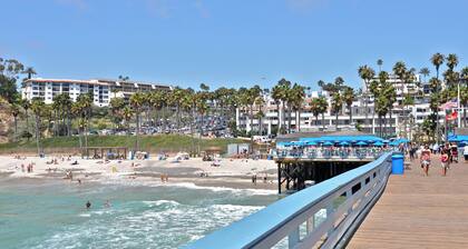 Beachy ja valoisa huoneisto jaettu patio, helppo kävellä rannalle!