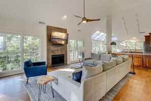 Een smart-tv, tafelvoetbal en een tafeltennistafel