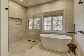 Bathtub, hair dryer, towels - 1 Brown Pelican - Beautiful 2nd Row Ocean Home in Sea Pines (Hilton Head Island)
