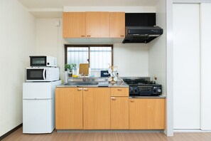 Studio (house B1) | Privékitchenette | Een koelkast, een magnetron, een kookplaat, een rijstkoker