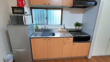 アパートメントハウス (D1) | 専用簡易キッチン | 冷蔵庫、電子レンジ、コンロ、炊飯器