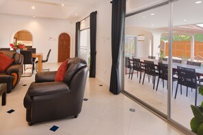 Flat-screen TV - Villa Bos Near the Beach of Jomtien (Pattaya)