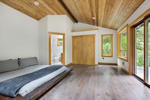 3 室のベッドルーム、WiFi (無料)、ベッドシーツ