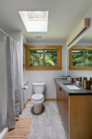 シャワー付き浴槽、ヘアドライヤー、タオル、石鹸