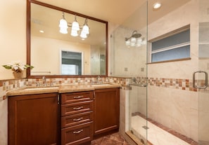 Combined shower/bathtub, hair dryer, towels, soap - Beautiful home on Lake Clarke Shores (West Palm Beach)