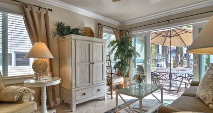 Comfortable coastal condo one block from the beach in Pier Bowl