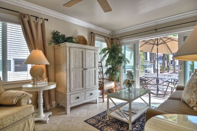 Comfortable coastal condo one block from the beach in Pier Bowl