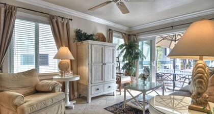 Comfortable coastal condo one block from the beach in Pier Bowl