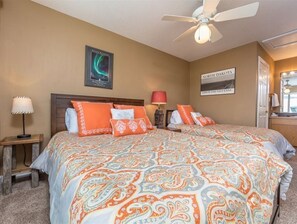 3 bedrooms, iron/ironing board, free WiFi, bed sheets - Home w/private hot tub & fireplace close to Big Sky Resort & Town Center - Firelight Escape (Big Sky)