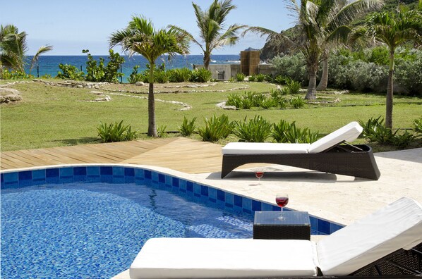 Outdoor pool - Direct Beachfront 6 BDR/en-suite /maid included. Excellent service. Rare gem (O) (Sint Maarten)