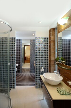 Shower, jetted bath, hair dryer, bidet - Direct Beachfront 6 BDR/en-suite /maid included. Excellent service. Rare gem (O) (Sint Maarten)