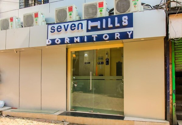 Front of property - Seven Hills Dormitory - Hostel (Mumbai)