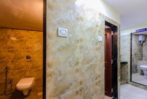 Dortoir Partagé | Salle de bain | Douche, serviettes fournies