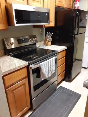 冰箱、微波炉、烤箱、炉灶