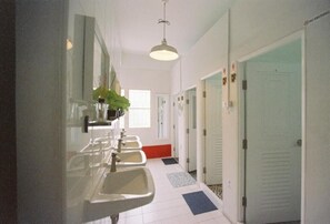 Douche, sèche-cheveux, serviettes fournies