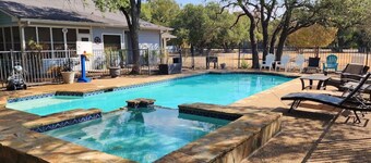The C5 Ranch Guest House minutes from Magnolia and Baylor with pool and hottub