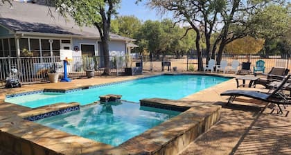 The C5 Ranch Guest House minutes from Magnolia and Baylor with pool and hottub