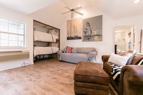 The C5 Ranch Guest House minutes from Magnolia and Baylor with pool and hottub