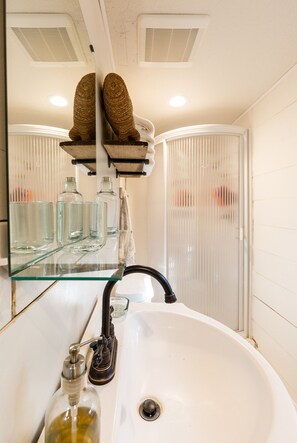 Séchoir à cheveux, serviettes fournies, savon, shampooing
